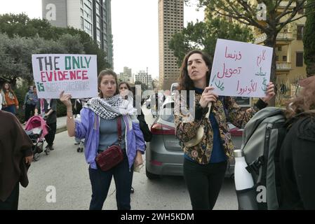 Beirut, Libanon. Februar 2024. Palästinensische Aktivisten protestieren vor der Delegation der Europäischen Union in Beirut, Libanon, 7. Februar 2024. Die Demonstranten sagen, es gebe keine Beweise für Absprachen zwischen UNRWA und Hamas und fordern die europäischen Staaten auf, die Forderungen Israels nicht mehr zu unterstützen und mit der Rückzahlung des UNRWA zu beginnen. (Foto: Elisa Gestri/SIPA USA) Credit: SIPA USA/Alamy Live News Stockfoto