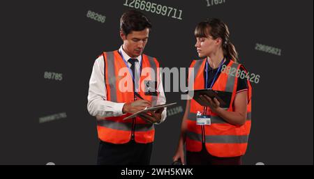 Bild der wissenschaftlichen Datenverarbeitung über zwei kaukasier Stockfoto