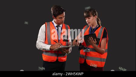 Bild der wissenschaftlichen Datenverarbeitung über zwei kaukasier Stockfoto