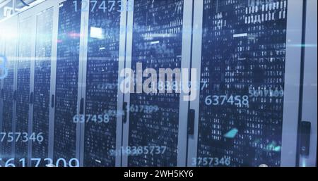 Bild der wissenschaftlichen Datenverarbeitung über dem Serverraum Stockfoto