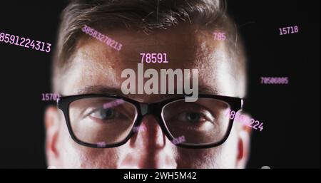 Bild von Wolkensymbolen und Datenverarbeitung über kaukasiern auf schwarzem Hintergrund Stockfoto