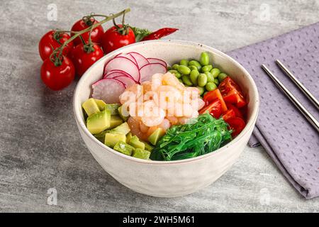 Hawaian Cuisine – Poke mit Cocktailgarnelen und Avocado Stockfoto
