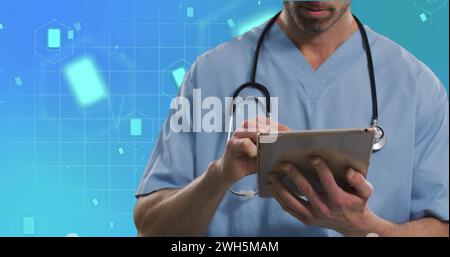 Bild der medizinischen Ikonen und des kaukasischen männlichen Arztes mit Tablette auf blauem Hintergrund Stockfoto