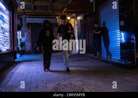 Marokko, Casablanca am 21. 10. 2023. Immersive Reportage mit einer Gruppe junger Skateboarder in der Metropole Casablanca, die den urbanen Auftritt dokumentiert Stockfoto