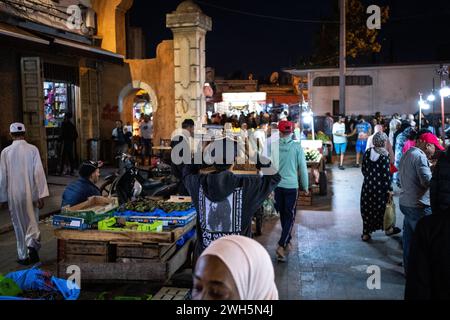 Marokko, Casablanca am 21. 10. 2023. Immersive Reportage mit einer Gruppe junger Skateboarder in der Metropole Casablanca, die den urbanen Auftritt dokumentiert Stockfoto