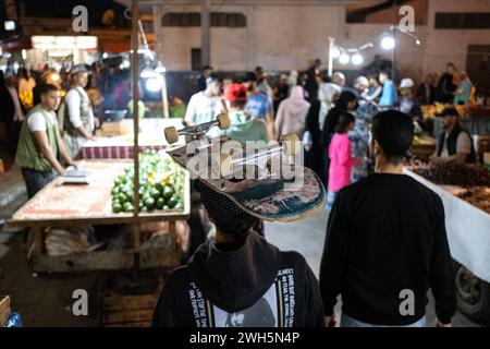 Marokko, Casablanca am 21. 10. 2023. Immersive Reportage mit einer Gruppe junger Skateboarder in der Metropole Casablanca, die den urbanen Auftritt dokumentiert Stockfoto