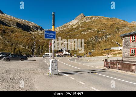 Straße über den Oberalpass, ein Bergpass zwischen den Kantonen Graubünden und URI in den Schweizer Alpen Stockfoto