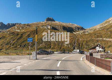 Straße über den Oberalpass, ein Bergpass zwischen den Kantonen Graubünden und URI in den Schweizer Alpen Stockfoto