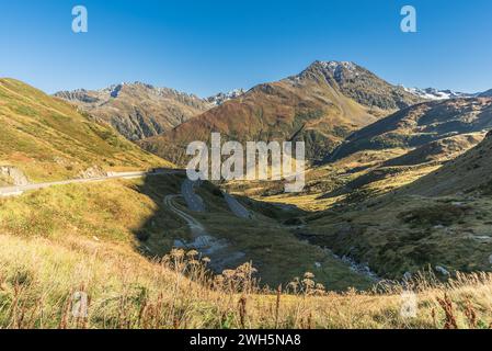 Berglandschaft mit Passstraße am Oberalp-Pass, einem Bergpass zwischen den Kantonen Graubünden und URI in der Schweiz Stockfoto