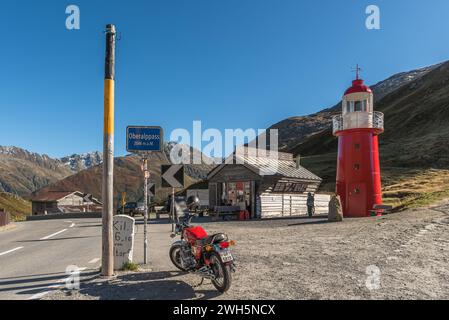 Spitze des Oberalpenpasses, roter Leuchtturm und Informationspunkt an der Rheinquelle, Kanton Graubünden, Schweiz Stockfoto