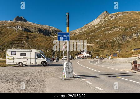 Straße über den Oberalpass, ein Bergpass zwischen den Kantonen Graubünden und URI in den Schweizer Alpen, Kanton Graubünden, Schweiz Stockfoto