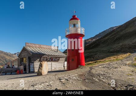 Spitze des Oberalpenpasses, roter Leuchtturm und Informationspunkt an der Rheinquelle, Kanton Graubünden, Schweiz Stockfoto