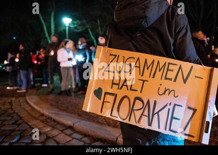 Anwohner demonstrieren mit einer Lichterkette gegen Hass und rexchtsradikale Hetze im Florakiez, einem Wohnviertel im Berliner Stadtbezirk Pankow. Dazu aufgerufen hatte die Initiative Demokrateam. Bewohner demonstrieren mit einer Lichterkette gegen Hass und rechtsextreme Unruhe in Florakiez, einem Wohngebiet im Berliner Stadtteil Pankow. Die Initiative Demokrateam hatte die Demonstration einberufen. Schnappschuss-Fotografie/K.M.Krause *** Bewohner demonstrieren mit einer Lichterkette gegen Hass und rechtsextreme Unruhe in Florakiez, einem Wohngebiet im Berliner Stadtteil Pankow, die Initiativ Stockfoto