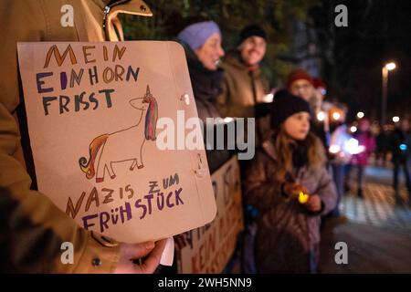 Anwohner demonstrieren mit einer Lichterkette gegen Hass und rexchtsradikale Hetze im Florakiez, einem Wohnviertel im Berliner Stadtbezirk Pankow. Dazu aufgerufen hatte die Initiative Demokrateam. Bewohner demonstrieren mit einer Lichterkette gegen Hass und rechtsextreme Unruhe in Florakiez, einem Wohngebiet im Berliner Stadtteil Pankow. Die Initiative Demokrateam hatte die Demonstration einberufen. Schnappschuss-Fotografie/K.M.Krause *** Bewohner demonstrieren mit einer Lichterkette gegen Hass und rechtsextreme Unruhe in Florakiez, einem Wohngebiet im Berliner Stadtteil Pankow, die Initiativ Stockfoto