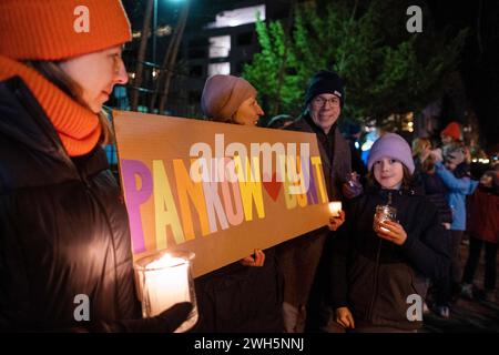 Anwohner demonstrieren mit einer Lichterkette gegen Hass und rexchtsradikale Hetze im Florakiez, einem Wohnviertel im Berliner Stadtbezirk Pankow. Dazu aufgerufen hatte die Initiative Demokrateam. Bewohner demonstrieren mit einer Lichterkette gegen Hass und rechtsextreme Unruhe in Florakiez, einem Wohngebiet im Berliner Stadtteil Pankow. Die Initiative Demokrateam hatte die Demonstration einberufen. Schnappschuss-Fotografie/K.M.Krause *** Bewohner demonstrieren mit einer Lichterkette gegen Hass und rechtsextreme Unruhe in Florakiez, einem Wohngebiet im Berliner Stadtteil Pankow, die Initiativ Stockfoto