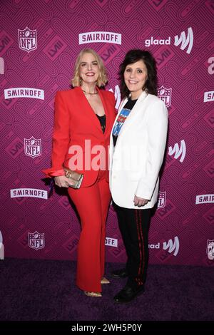 Las Vegas, USA. Februar 2024. Sarah Kate Ellis und Kristen Henderson posierten auf dem roten Teppich bei A Night of Pride mit GLAAD und NFL Super Bowl LVIII Party präsentiert von Smirnoff am 7. Februar 2024 im Cesar's Palace in Las Vegas, Nevada. (Foto: Anthony Behar/SIPA USA) Credit: SIPA USA/Alamy Live News Stockfoto