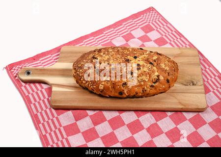 Weihnachtsstollen serviert auf einem Holzbrett Stockfoto