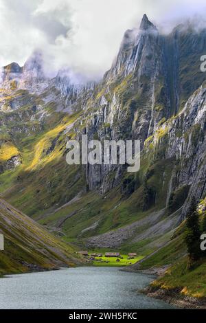 Morming Sonnenlicht auf dem Felsen über dem Fälensee und Almhütten im Alpsteingebirge Stockfoto