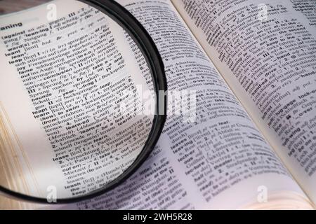 Gronau, NRW, Deutschland, 12.14.2021: Englisch Deutsch Wörterbuch. Wörterbuchseiten und -Elemente. Deutsch-Englisch-Übersetzung, Bildung und Lernen fremdsprachiger La Stockfoto