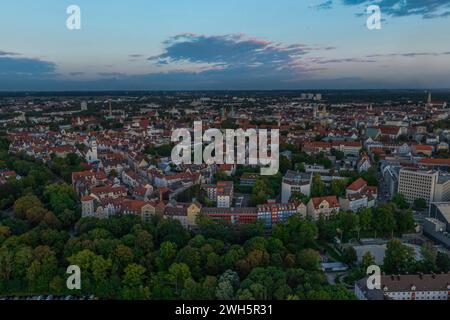 Augsburgs nördliche Stadtteile im Abendlicht aus der Luft Stockfoto