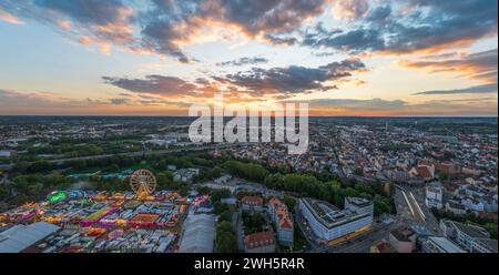Blick auf den Plärrer, Schwabens größten Jahrmarkt, im Abendlicht Stockfoto