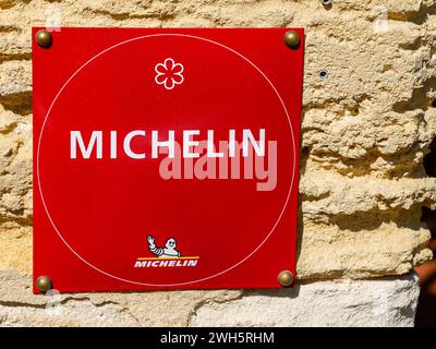 Bordeaux , Frankreich - 02 07 2024 : Michelin ein-Sterne-Label Restaurant Logo und Text Marke der Reiseführer Bücher für guten Ort mit gutem Essen veröffentlicht Stockfoto