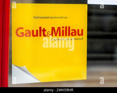 Bordeaux , Frankreich - 02 07 2024 : Gault & Millau Logo Marke und Textzeichen des Labels berühmte einflussreiche französische Restaurantführer Kritiker Bücher Stockfoto