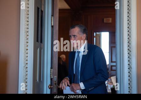 Washington, Usa. Februar 2024. Der US-Senator Mitt Romney (Republikaner von Utah) verlässt das republikanische Mittagessen im Kapitol in Washington, DC, USA am Mittwoch, den 7. Februar 2024. Foto: Annabelle Gordon/CNP/ABACAPRESS.COM Credit: Abaca Press/Alamy Live News Stockfoto