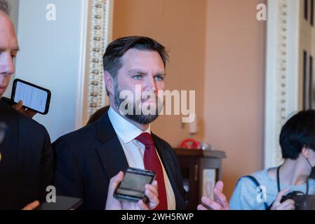 Washington, Usa. Februar 2024. Der US-Senator JD Vance (Republikaner von Ohio) verlässt die Senatskammer im Kapitol in Washington, DC, USA am Mittwoch, den 7. Februar 2024. Foto: Annabelle Gordon/CNP/ABACAPRESS.COM Credit: Abaca Press/Alamy Live News Stockfoto