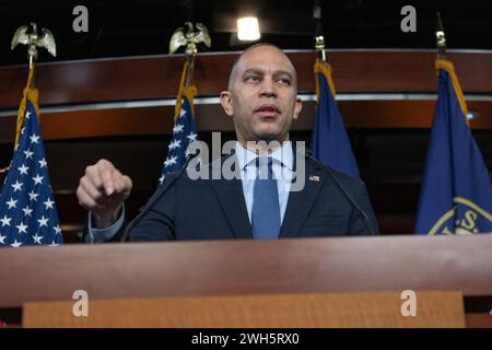 Washington, Usa. Februar 2024. Hakeem Jeffries (Demokrat von New York) bei seiner wöchentlichen Pressekonferenz im US-Kapitol in Washington, DC, USA am Donnerstag, den 7. Februar 2024. Foto: Annabelle Gordon/CNP/ABACAPRESS.COM Credit: Abaca Press/Alamy Live News Stockfoto