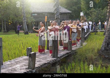 CHIANG Mai - 25. JANUAR 2024 : Si Peng oder Than Khao Mai Tradition im Wat Ton Kwen ist eine alte Tradition im Norden Thailands. Stockfoto