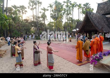 CHIANG Mai - 25. JANUAR 2024 : Si Peng oder Than Khao Mai Tradition im Wat Ton Kwen ist eine alte Tradition im Norden Thailands. Stockfoto