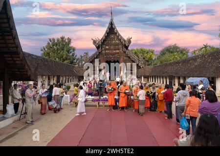 CHIANG Mai - 25. JANUAR 2024 : Si Peng oder Than Khao Mai Tradition im Wat Ton Kwen ist eine alte Tradition im Norden Thailands. Stockfoto