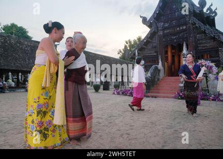CHIANG Mai - 25. JANUAR 2024 : Si Peng oder Than Khao Mai Tradition im Wat Ton Kwen ist eine alte Tradition im Norden Thailands. Stockfoto
