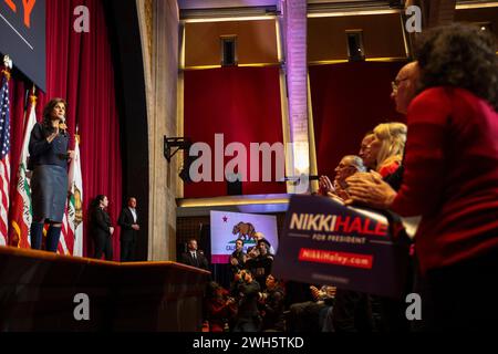 Los Angeles, Kalifornien, USA. Februar 2024. Der republikanische Präsidentschaftskandidat Nikki Haley spricht am 7. Februar 2024 bei einer Wahlkampagne in der Hollywood American Legion Post mit Unterstützern. (Kreditbild: © Jill Connelly/ZUMA Press Wire) NUR REDAKTIONELLE VERWENDUNG! Nicht für kommerzielle ZWECKE! Stockfoto