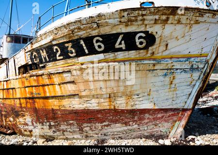 Ein Schiffswrack in Camaret-Sur-Mer an der französischen Atlantikküste. Stockfoto