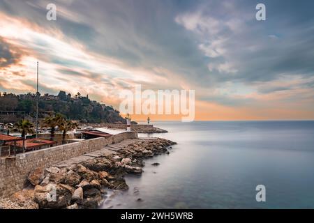 Eingang zum Yachthafen in der Altstadt von Antalya, fotografiert bei Sonnenaufgang mit Langzeitbelichtungstechnik Stockfoto