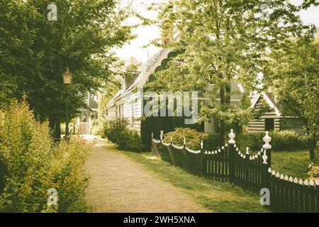 Ein altmodisches Haus in Zaanse Schans, einem historischen niederländischen Dorf im Norden Hollands Stockfoto
