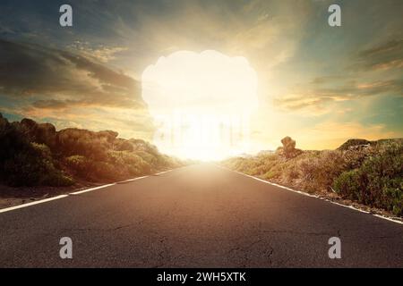 Atombombenexplosion. Pilzwolke am Horizont und leere Straße Stockfoto