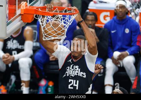 Los Angeles, Usa. Februar 2024. Los Angeles Clippers' Norman Powell #24 dunks während des NBA-Basketballspiels zwischen LA Clippers und New Orleans Pelicans in der Crypto.com Arena. Clippers 106: 117 Pelicans. Quelle: SOPA Images Limited/Alamy Live News Stockfoto