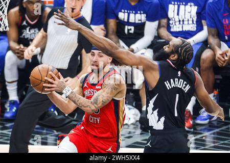 Los Angeles, Usa. Februar 2024. Jose Alvarado (L) der New Orleans Pelicans und James Harden der Los Angeles Clippers sind die Nummer 1, die während des NBA-Basketballspiels zwischen LA Clippers und New Orleans Pelicans in der Crypto.com Arena zu sehen war. Clippers 106: 117 Pelicans. Quelle: SOPA Images Limited/Alamy Live News Stockfoto