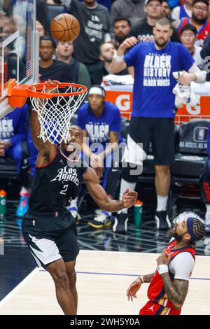 Los Angeles, Usa. Februar 2024. Kawhi Leonard (L) von Los Angeles Clippers wurde während des NBA-Basketballspiels zwischen LA Clippers und New Orleans Pelicans in der Crypto.com Arena in Aktion gesehen. Clippers 106: 117 Pelicans. Quelle: SOPA Images Limited/Alamy Live News Stockfoto