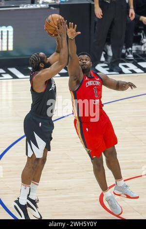 Los Angeles, Usa. Februar 2024. James Harden (L) von Los Angeles Clippers und Zion Williamson von New Orleans Pelicans, Nummer 1, die während des NBA-Basketballspiels zwischen LA Clippers und New Orleans Pelicans in der Crypto.com Arena in Aktion standen. Clippers 106: 117 Pelicans. (Foto: Ringo Chiu/SOPA Images/SIPA USA) Credit: SIPA USA/Alamy Live News Stockfoto