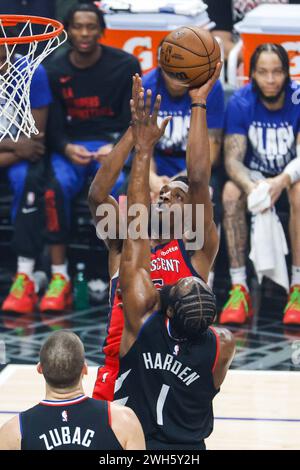 Los Angeles, Usa. Februar 2024. Herbert Jones (L) von New Orleans Pelicans und James Harden von Los Angeles Clippers, die Nummer 1 beim NBA-Basketballspiel zwischen LA Clippers und New Orleans Pelicans in der Crypto.com Arena. Clippers 106: 117 Pelicans. (Foto: Ringo Chiu/SOPA Images/SIPA USA) Credit: SIPA USA/Alamy Live News Stockfoto