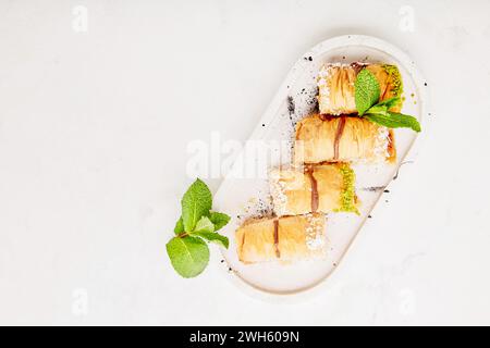 Türkisches Baklava mit Pistazien, Baklava-Scheiben - traditionelles türkisches Dessert Stockfoto