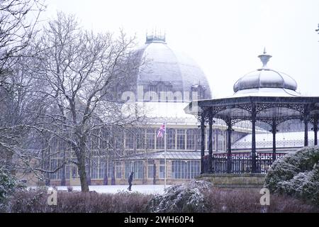 Eine Person spaziert durch Pavilion Gardens, Buxton, Peak District. In Teilen Englands und Wales werden bis zu 25 cm Schnee prognostiziert, da das Met Office Wetterwarnungen ausgab und vor Reisestörungen warnte. Bilddatum: Donnerstag, 8. Februar 2024. Stockfoto
