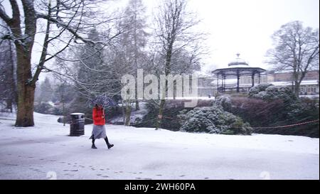 Eine Person spaziert durch Pavilion Gardens, Buxton, Peak District. In Teilen Englands und Wales werden bis zu 25 cm Schnee prognostiziert, da das Met Office Wetterwarnungen ausgab und vor Reisestörungen warnte. Bilddatum: Donnerstag, 8. Februar 2024. Stockfoto