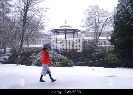 Eine Person spaziert durch Pavilion Gardens, Buxton, Peak District. In Teilen Englands und Wales werden bis zu 25 cm Schnee prognostiziert, da das Met Office Wetterwarnungen ausgab und vor Reisestörungen warnte. Bilddatum: Donnerstag, 8. Februar 2024. Stockfoto