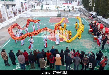 Suqian, China. Februar 2024. Am 7. Februar 2024 feiern zwei Drachentanz-Teams für Dorfbewohner das Mondneujahr auf dem Zhongtong Village Square in Suqian, Provinz Jiangsu, China. (Foto: Costfoto/NurPhoto) Credit: NurPhoto SRL/Alamy Live News Stockfoto