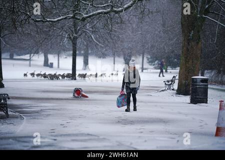 Eine Person spaziert durch Pavilion Gardens, Buxton, Peak District. In Teilen Englands und Wales werden bis zu 25 cm Schnee prognostiziert, da das Met Office Wetterwarnungen ausgab und vor Reisestörungen warnte. Bilddatum: Donnerstag, 8. Februar 2024. Stockfoto